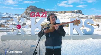 Kars polisi hem çaldı hem söyledi