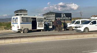 Kazadan sonra ters yöne giren minibüs hafif ticari araçla çarpıştı: 1'i çocuk 4 yaralı