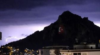 Kozan Kalesi'nde şimşekler görsel şölen oluşturdu