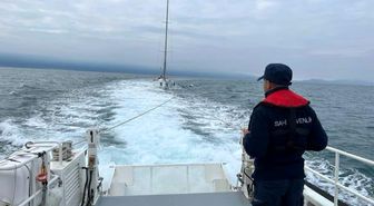 Kuşadası açıklarında motoru bozulan tekne kurtarıldı