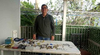 Merakla başlayıp 35 sene yaptığı mesleği teknolojiye yenik düşen saatçi, 12 yıldır evinde mesleğini yaşatıyor