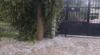 Osmaniye'de sağanak ve dolu yağışı; cadde ve sokaklar beyaza büründü