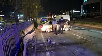 Otomobil refüjdeki bariyerlere çarptı: 2 yaralı