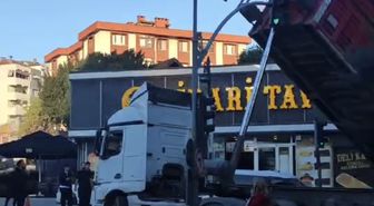 Pendik'te caddede yük boşaltan hafriyat kamyonunun dorsesi trafik ışıklarına çarptı