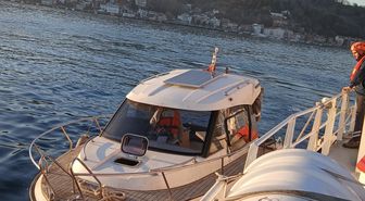 Sarıyer'de sürüklenen ve içinde 2 kişi bulunan tekne kurtarıldı