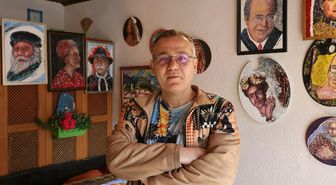 Tarihi semtte çay posasından portakal filesine, her şeyi esere dönüştürüyor