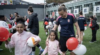 ABB FOMGET'li futbolcular, ihtiyaç sahibi çocuklarla buluştu