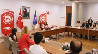 Adana ATÜ Rektörü Prof. Dr. Sözen ve senato üyeleri koltuklarını çocuklara bıraktı
