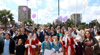 Adana'da gökyüzüne mor balonlar bırakıldı