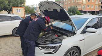 Adana'da otomobilin motor kısmına giren kedi çıkarıldı