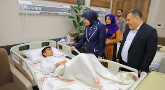AK Parti Şanlıurfa Milletvekili Yazmacı, Şanlıurfa'da okula saldırıda yaralanan öğrencileri ziyaret etti