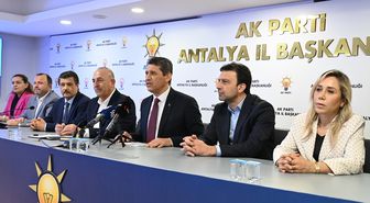AK Parti'ye katılan Serik Belediye Başkanı ile meclis üyelerine rozetleri takıldı
