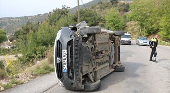 Alanya'da refüje çarparak devrilen otomobilin sürücüsü yaralandı