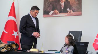 Aliağa Belediye Başkanı Acar koltuğunu 1. sınıf öğrencisine devretti