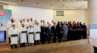 Almanya'da DİTİB'in eğittiği din görevlileri düzenlenen törenle cübbelerini giydi