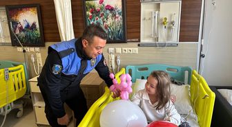 Anamur'da polis hastanede tedavi gören çocukları ziyaret etti