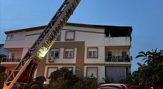 Antalya'da bir apartmanın çatı katında çıkan yangında 2 kişi dumandan etkilendi