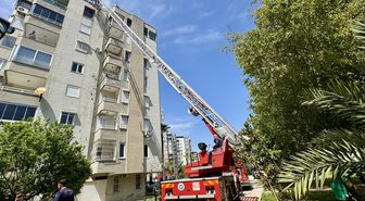 Antalya'da bir apartmanın teras katında çıkan yangın söndürüldü