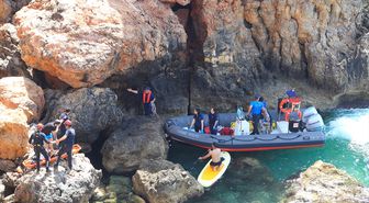 Antalya'da falezlerden düşerek yaralanan kişi kurtarıldı