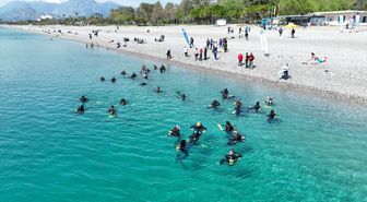 Antalya'da Konyaaltı Sahili'nde deniz dibi ve kıyı temizliği yapıldı