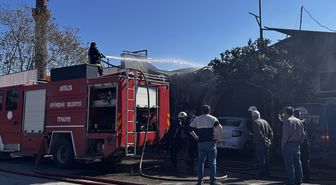 Antalya'da oto tamir ve yedek parça dükkanında çıkan yangın hasara neden oldu