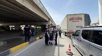 Antalya'da tırın altında kalan kadın öldü