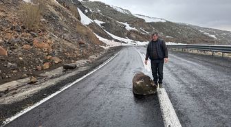 Ardahan-Ardanuç kara yoluna düşen kaya parçaları vatandaşlarca temizlendi