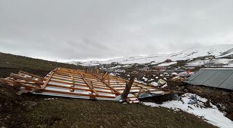 Ardahan'da şiddetli rüzgar 3 binanın çatısını uçurdu