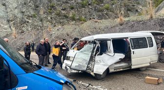 Artvin'de kamyonet ile panelvan çarpıştı, 3 kişi yaralandı