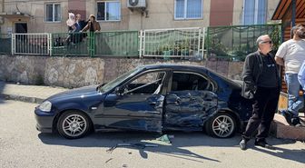 Artvin'de panelvan ile otomobilin çarpıştığı kaza güvenlik kamerasında