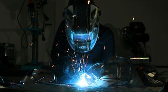 Atık metaller genç heykeltıraşın elinde sanat eserine dönüşüyor