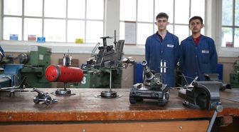 Atık metaller öğrencilerin elinde maket tanka ve helikoptere dönüşüyor