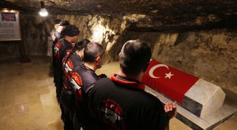 Avrupa'dan motosikletle umreye giden Türkler dönüşte Ürdün'deki Türk Şehitliği'ni ziyaret etti