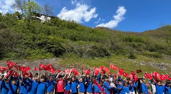Ayvacık'ta Eynel köyündeki çocuklar 23 Nisan Ulusal Egemenlik ve Çocuk Bayramı'nı kutladı