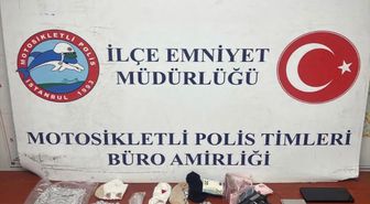 Bahçelievler'de otomobilinde çoraplara gizlenmiş uyuşturucu bulunan zanlı gözaltına alındı