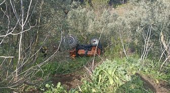 Balıkesir'de devrilen traktördeki 2 kişi yaralandı