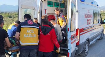 Balıkesir'de kamyonun şarampole devrilmesi sonucu 2 kişi yaralandı
