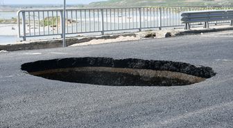 Batman'da çökme meydana gelen kara yolu ulaşıma kapatıldı