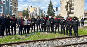 Batman'da gazetecilerden 'kavga' ihbarına gelen polislere sürpriz kutlama