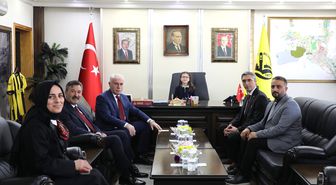 Bayburt Belediye Başkanı Memiş, makamını ilkokul öğrencisi Ayşe Zülal'a devretti
