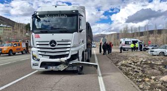 Bayburt'ta tır otomobile çarptı: 3 yaralı