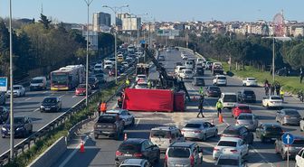 Bayrampaşa'da kamyonet ile otomobilin çarpıştığı kazada 7 kişi yaralandı