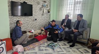 Bedensel engelli oğluna yaptığı aparatla takdir toplayan babaya ziyaretler sürüyor