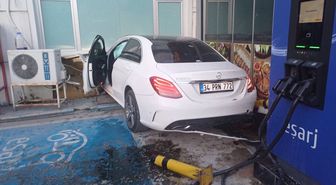 Bilecik'te duvara çarpan otomobilin sürücüsü yaralandı