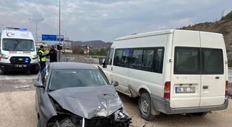 Bilecik'te park halindeki minibüse çarpan otomobildeki 3 kişi yaralandı