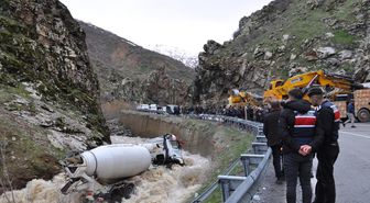 Bitlis'te dereye düşen beton mikserinin sürücüsünün cansız bedenine ulaşıldı