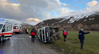 Bitlis'te minibüsün devrilmesi sonucu 11 kişi yaralandı