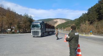 Bolu'da hafif ticari araçla motosikletin çarpışması sonucu 2 kişi yaralandı