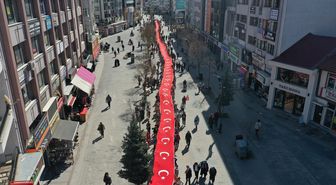 Bolu'da öğrenciler dev Türk bayrağıyla yürüyüş yaptı