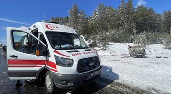 Bolu'da takla atan hafif ticari araçtaki 3 kişi yaralandı